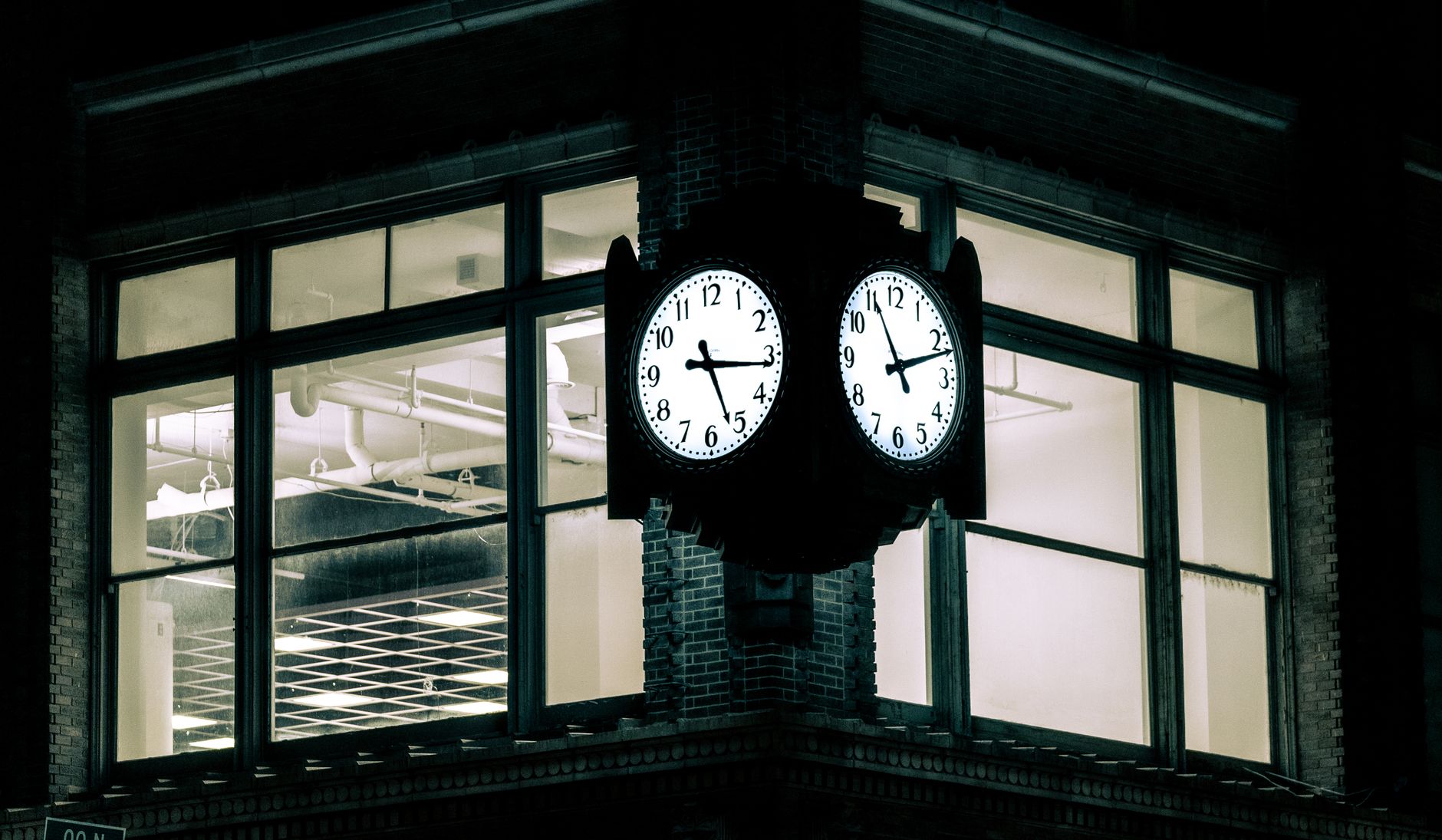 horloge Dubaï nuit