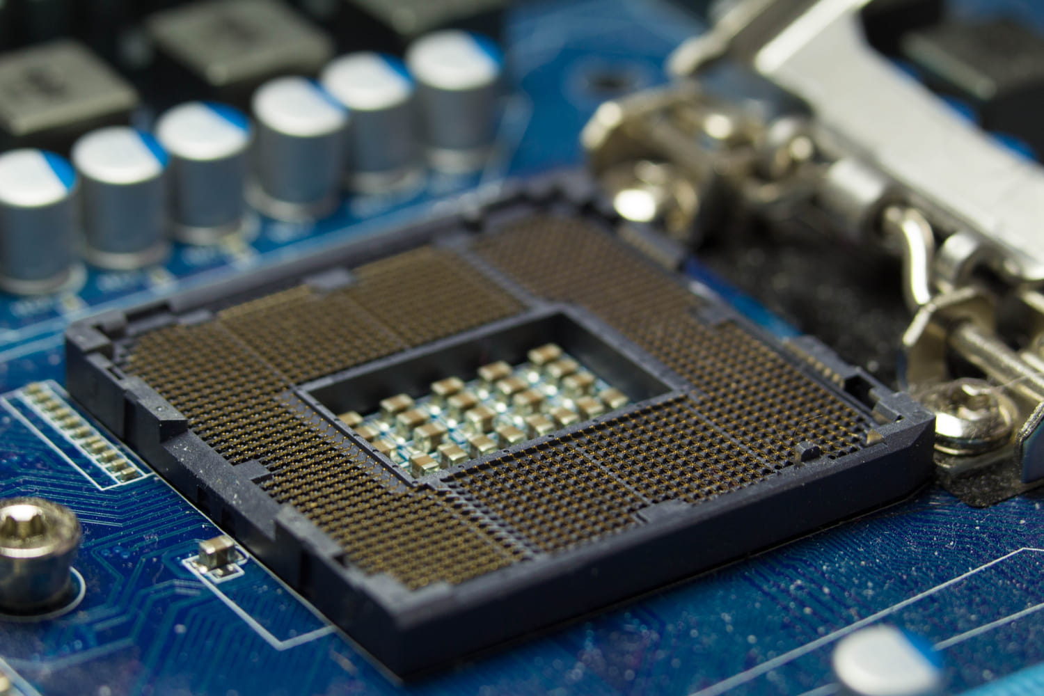 Un CPU processeur posé sur le socket d'une carte mère d'ordinateur