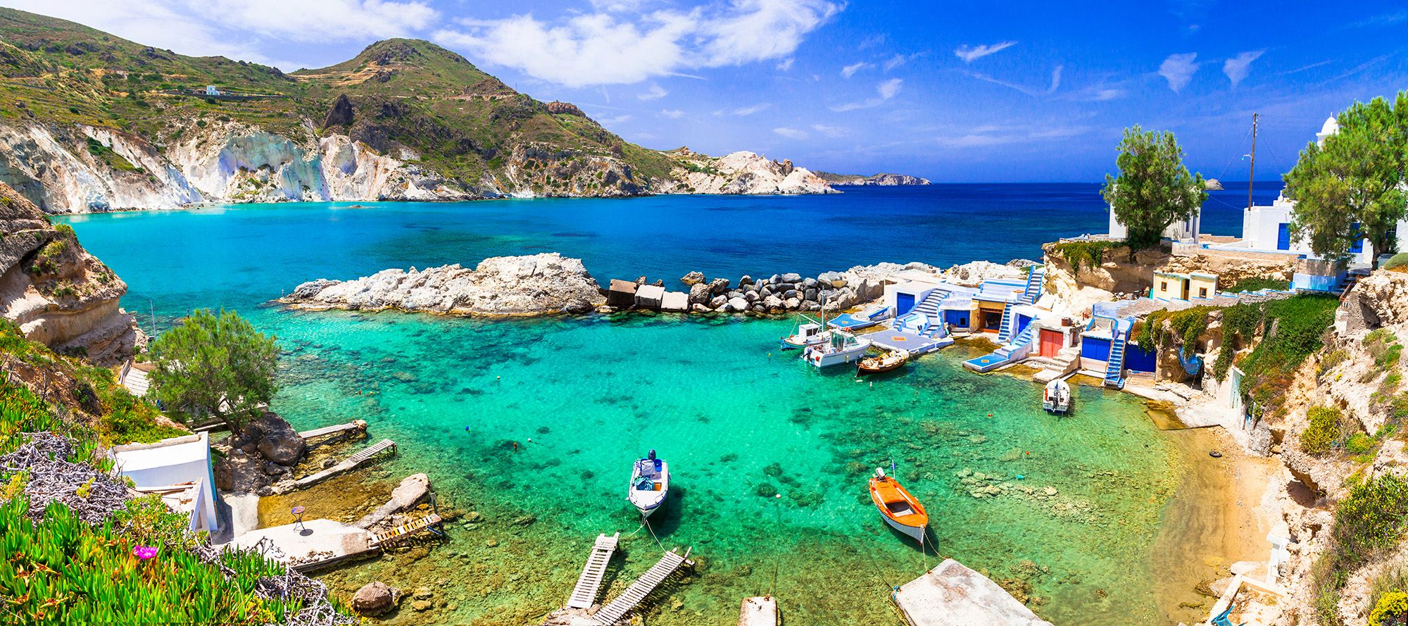 Village blanc et coupole bleue sur une île des Cyclades face à la mer Égée