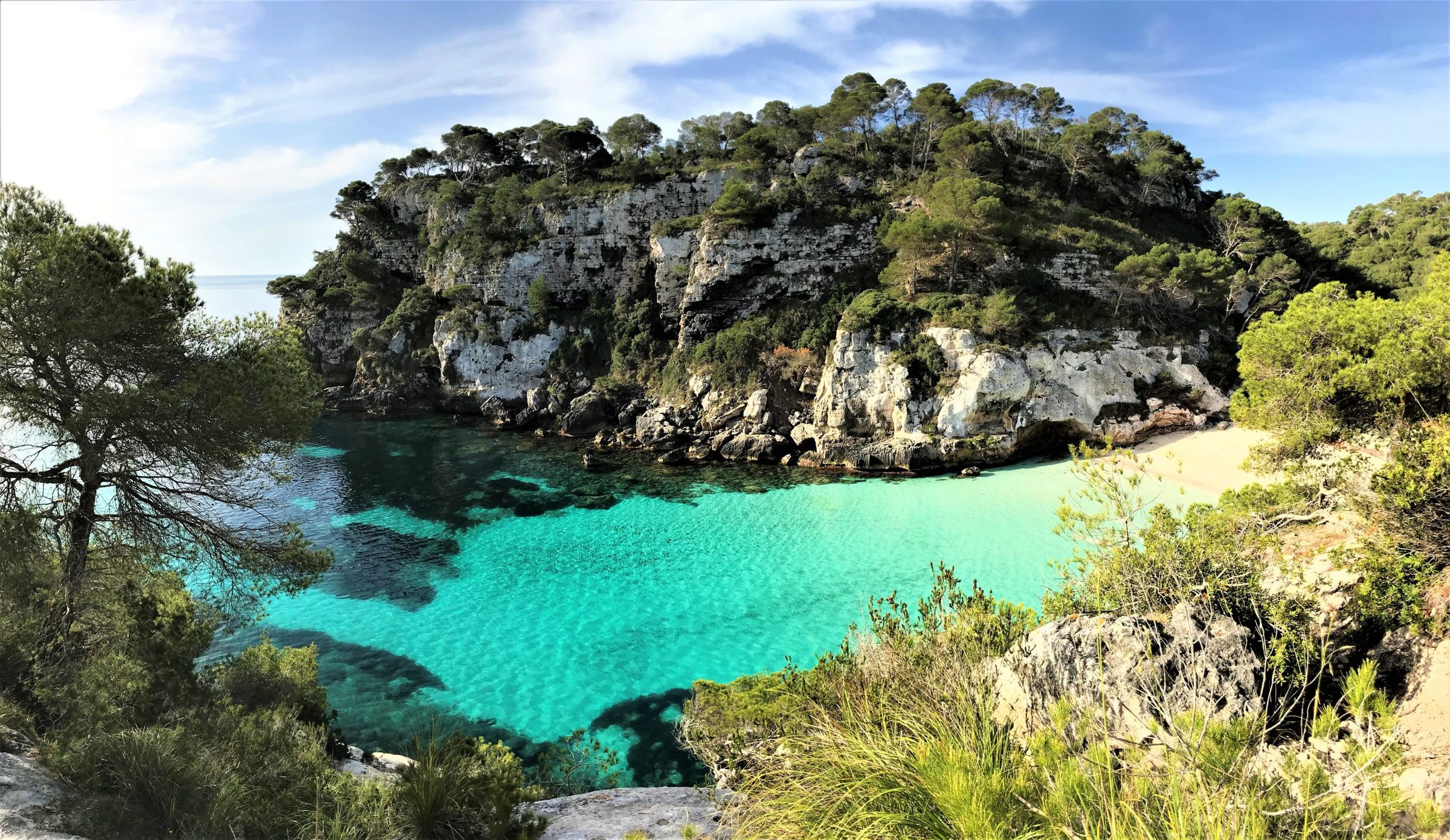 Crique rocheuse et eau turquoise sur la côte de Minorque aux Baléares
