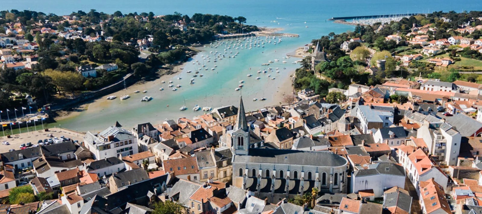 Vieux port de Pornic avec le château en arrière-plan