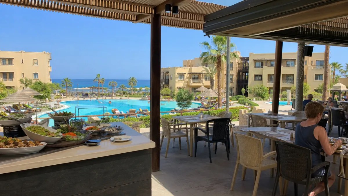 Voyageurs profitant d'un resort en séjour tout compris avec piscine et services inclus