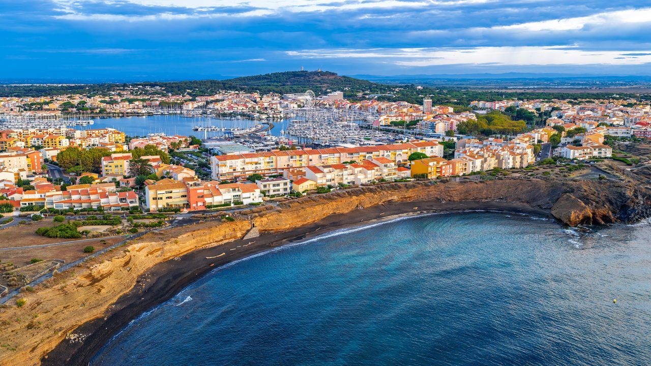 Vue du Cap d'Agde avec sa plage de sable et le port de plaisance au bord de la Méditerranée