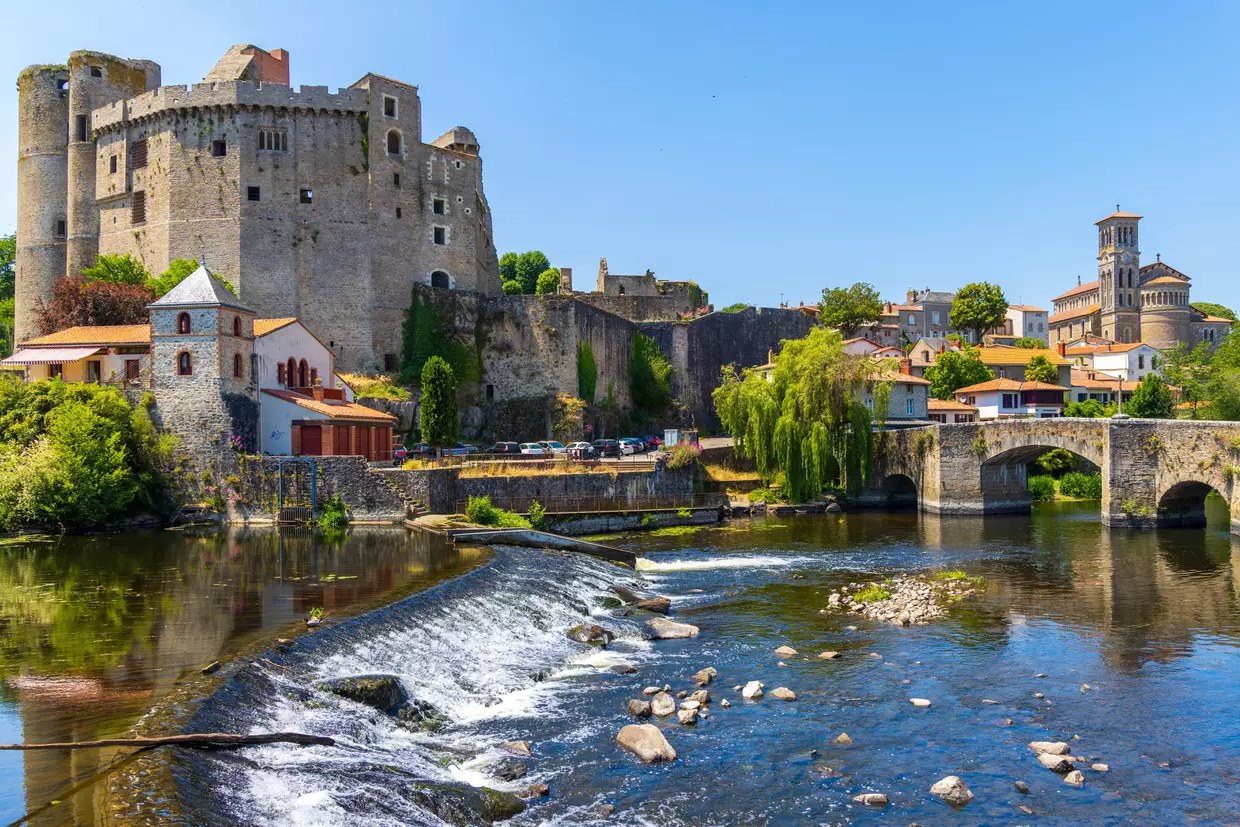 Vue sur le château de Clisson et les toits de la ville historique
