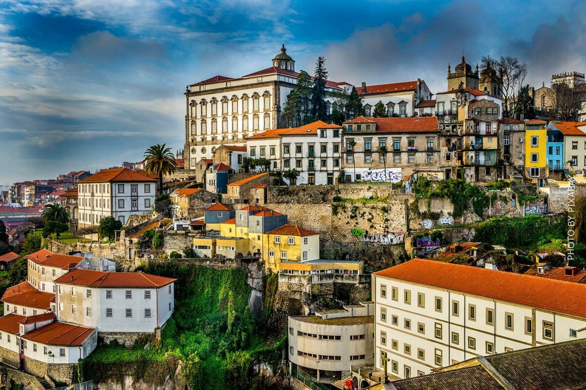 Vue de Porto sous un ciel partiellement nuageux