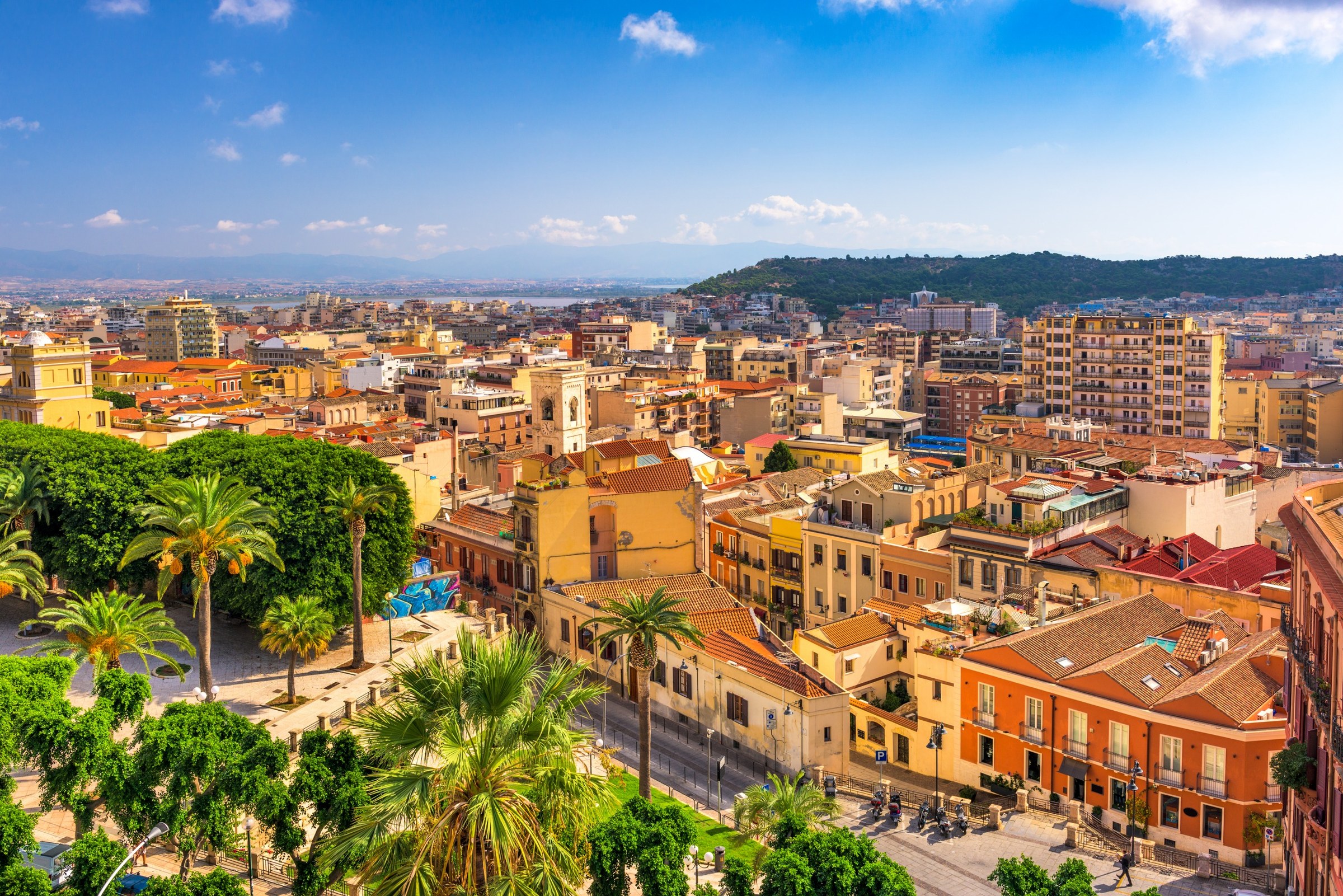 Vue sur les remparts et les toits de Cagliari en Sardaigne