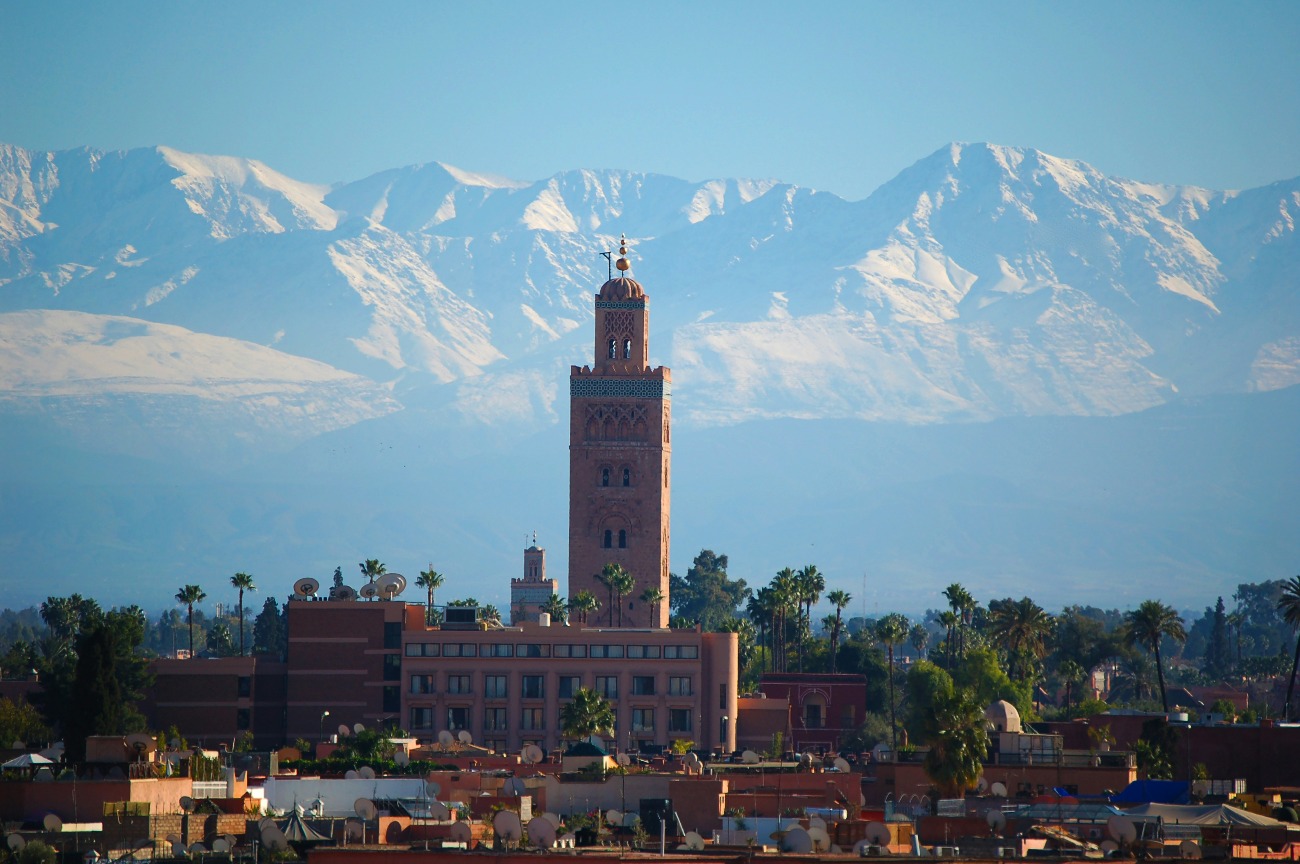 Avion en approche au-dessus de Marrakech avec les montagnes de l'Atlas en arrière-plan