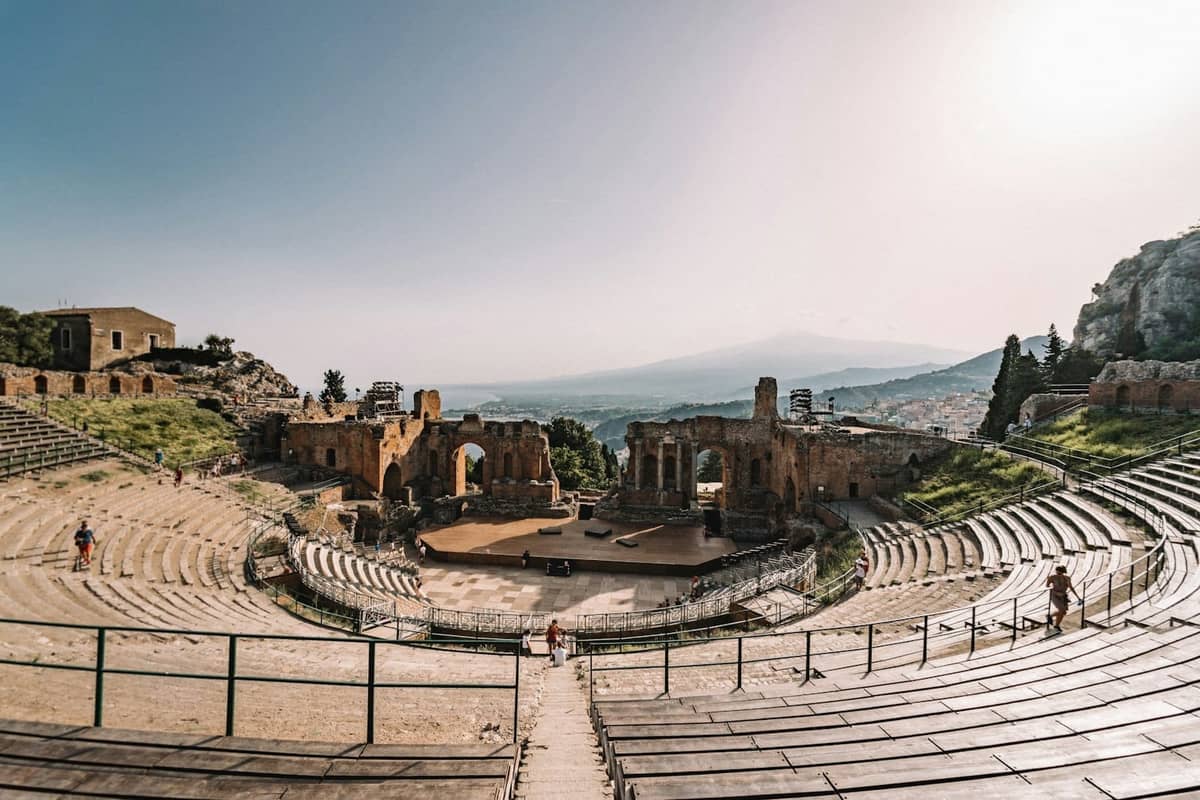 Vue panoramique sur Taormina en Sicile avec le théâtre antique et la mer Ionienne